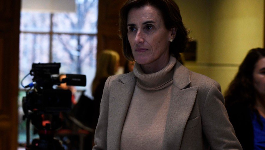 "Ministra ausente": Profesores y diputados critican a Marcela Cubillos por restarse de negociación