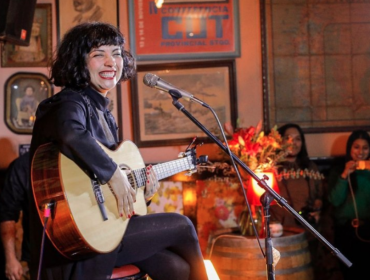 Mon Laferte realizó íntima presentación en local nocturno de Providencia