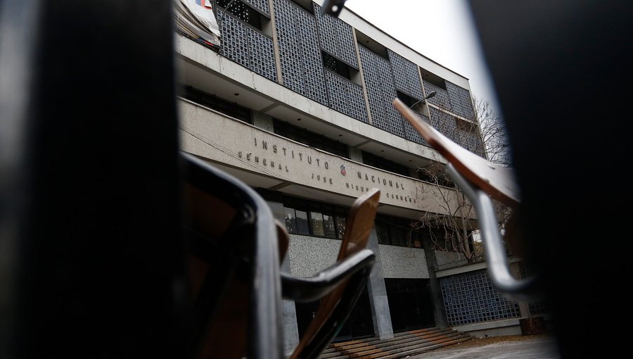 Alumnos del Instituto Nacional se tomaron nuevamente sus dependencias