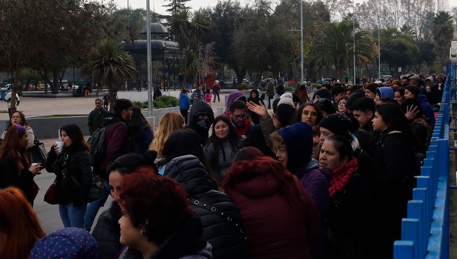Largas filas en la municipalidad de Maipú para vacunarse contra la influenza