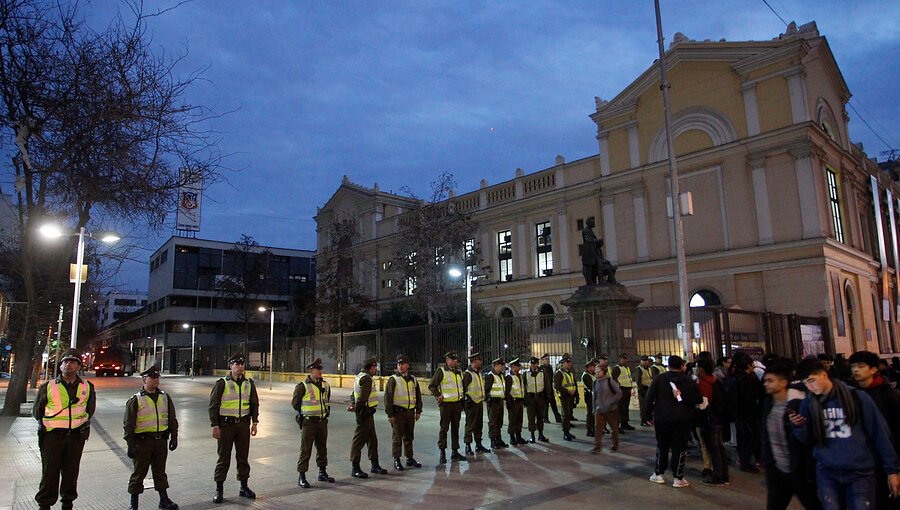 26 detenidos dejó segundo desalojo en Instituto Nacional en menos de 24 horas