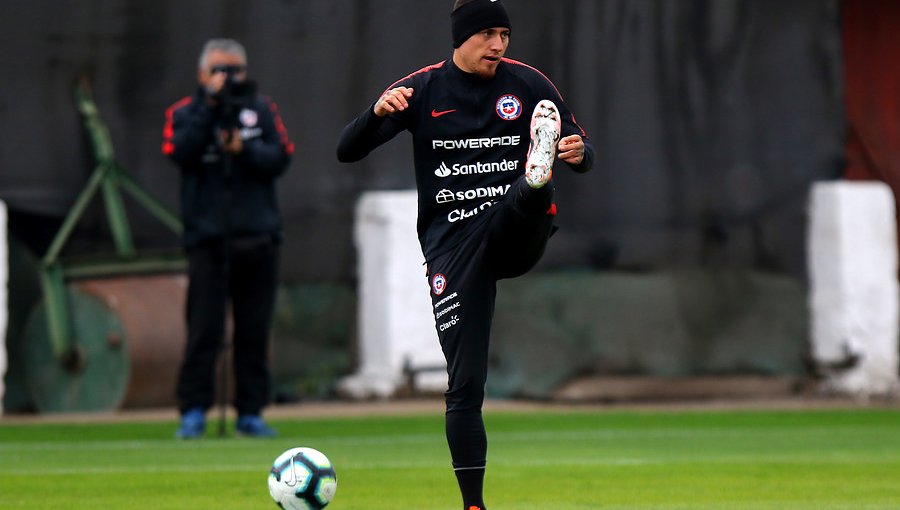 Nicolás Castillo entrenó en forma diferenciada y es duda para el debut en Copa América