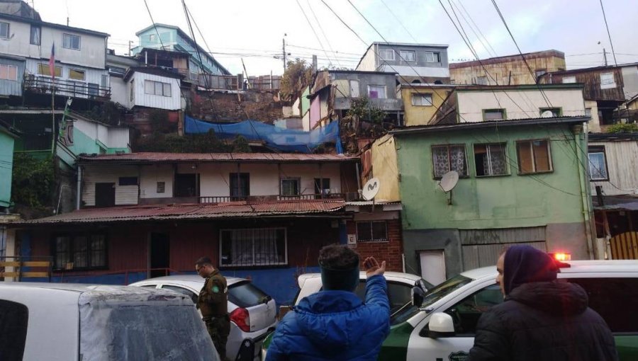 Casa del cerro Polanco resultó con daños luego que intensas lluvias generaran un socavón