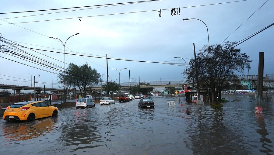 Calles anegadas y cortes de suministro eléctrico provocan lluvias en la región Metropolitana