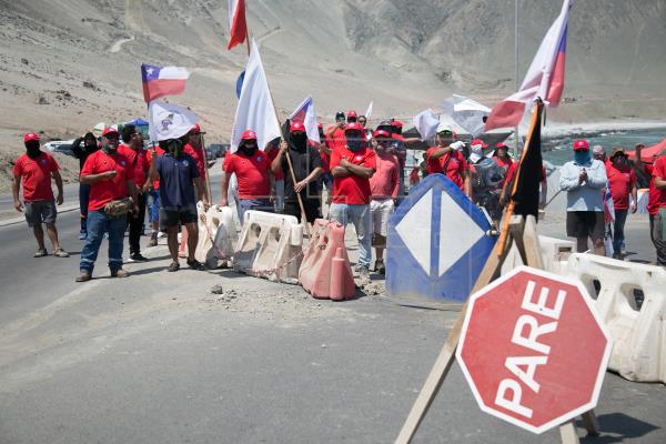 Con fuerte custodia policial, tres sindicatos de Chuquicamata iniciaron huelga legal