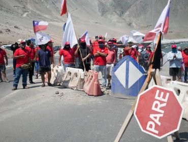 Con fuerte custodia policial, tres sindicatos de Chuquicamata iniciaron huelga legal