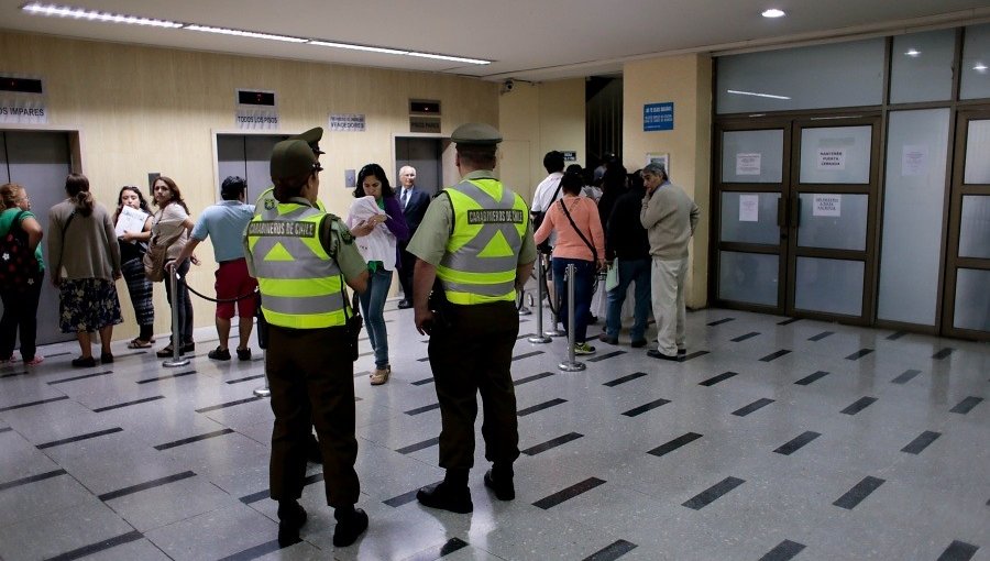 Hombre se cortó con arma blanca en protesta por el no pago de licencias en el Compin de Santiago