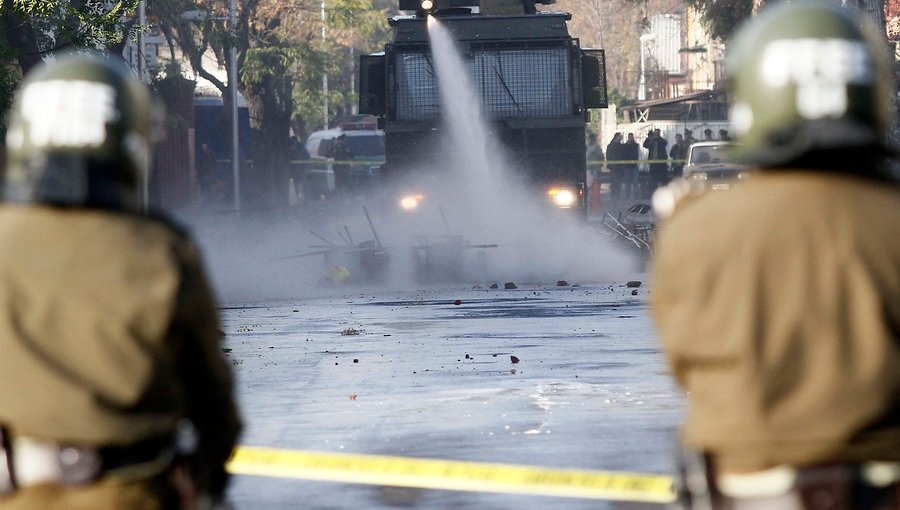 Colegio de Temuco se querelló contra Carabineros por uso de carro lanza agua