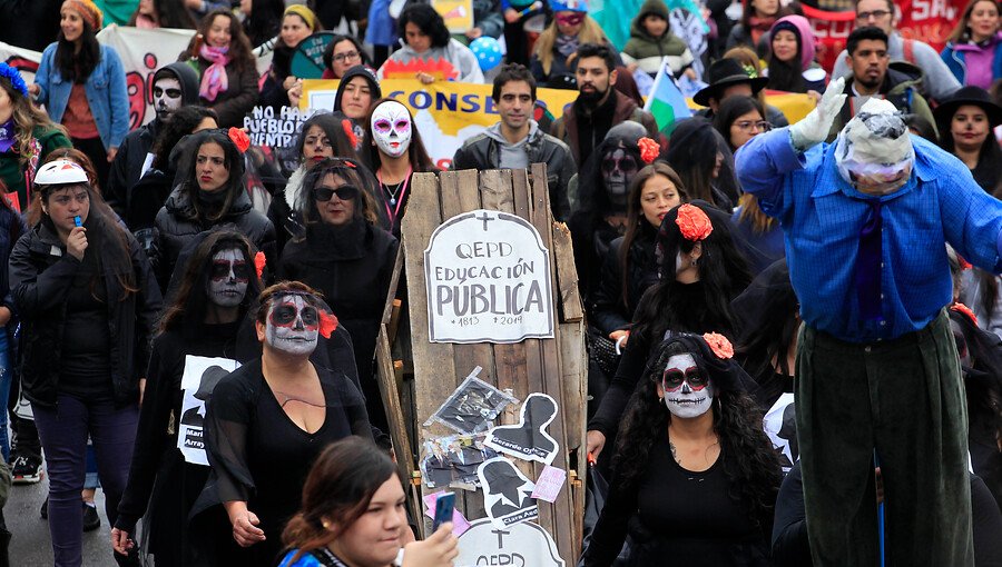 Vestidos de negro y con un ataúd, profesores se manifestaron en las calles de Valparaíso