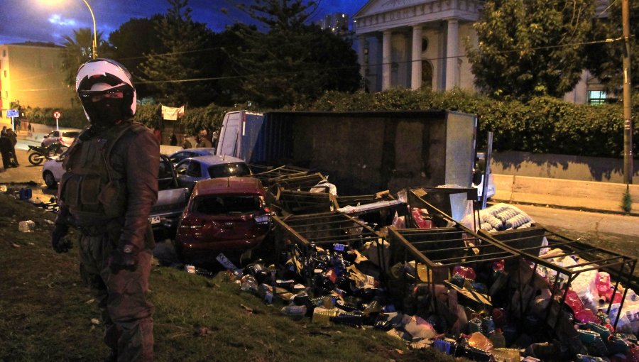 14 lesionados dejó volcamiento de un camión sobre 7 vehículos en Valparaíso