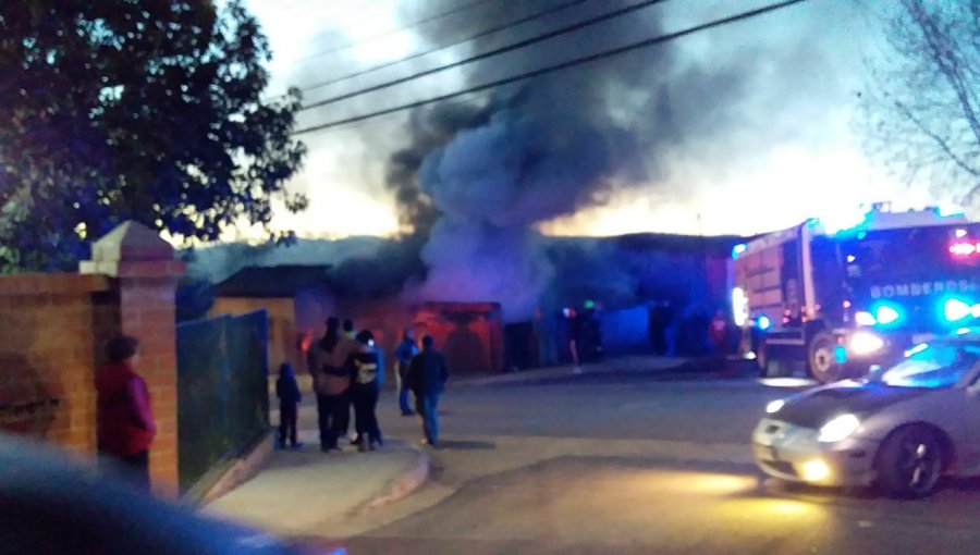 Dos damnificados deja incendio que consumió una vivienda en Villa Alemana