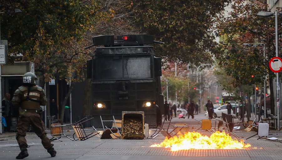 Una veintena de encapuchados lanzó cerca de 30 molotov desde el Instituto Nacional