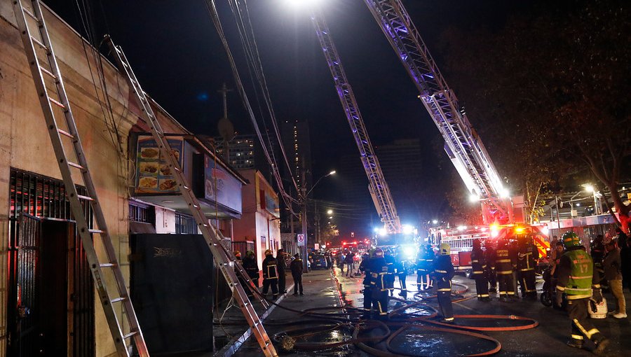 Incendio destruyó tres locales comerciales en la comuna de Estación Central