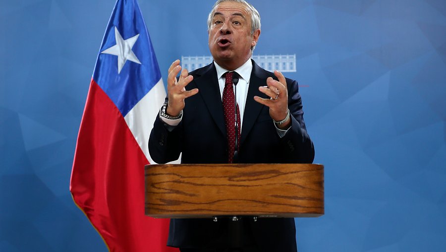Mañalich afirmó que es "imposible" asegurar financiamiento total a la Ley del Cáncer