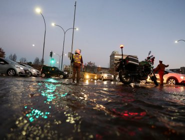 Rotura de matriz en el centro de Santiago genera corte de suministro y gran congestión