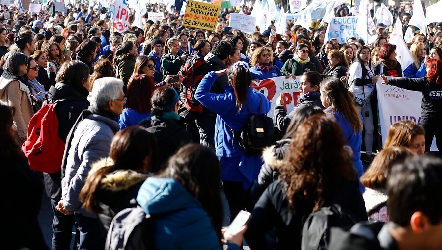 Trabajadores de la educación parvularia marcharon por el centro de Santiago