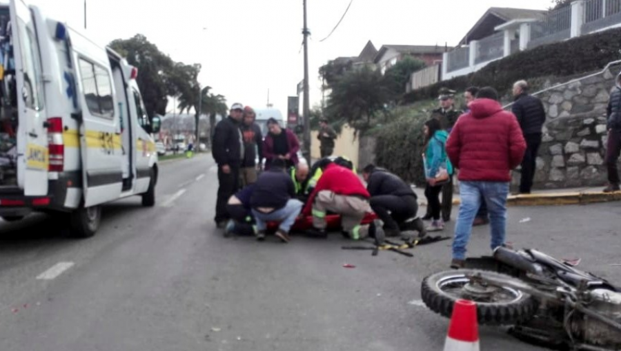 Motociclista resultó con diversas lesiones tras colisionar con vehículo en San Antonio