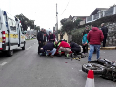 Motociclista resultó con diversas lesiones tras colisionar con vehículo en San Antonio