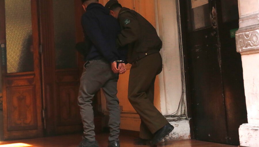 Alcalde de Santiago adelanta vacaciones en el Instituto Nacional por desórdenes de "delincuentes" y "terroristas"