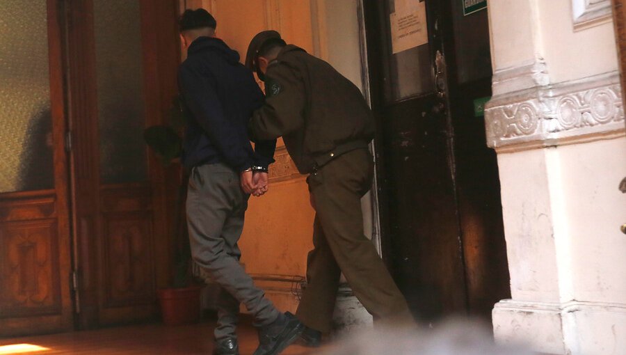 Carabineros detuvo a joven que se quemó mientras manipulaba molotov durante incidentes en el Instituto Nacional