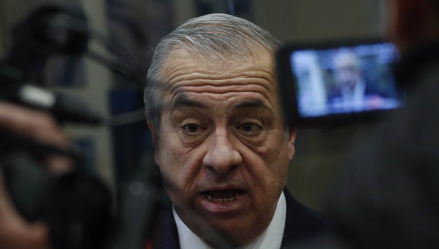 Ministro Mañalich ofreció disculpas a senadores de oposición a los que trató de "ignorantes"