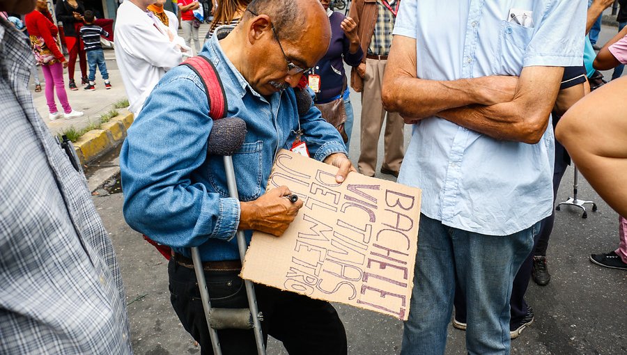 Venezolanos protestaron durante reunión de Bachelet con funcionarios públicos