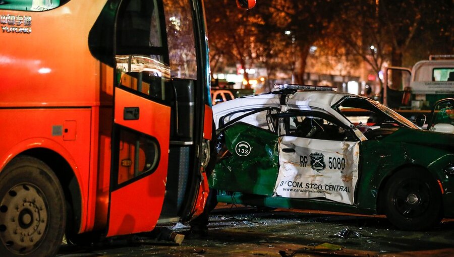 En riesgo vital quedó carabinero tras choque entre un radiopatrulla y un bus en Estación Central