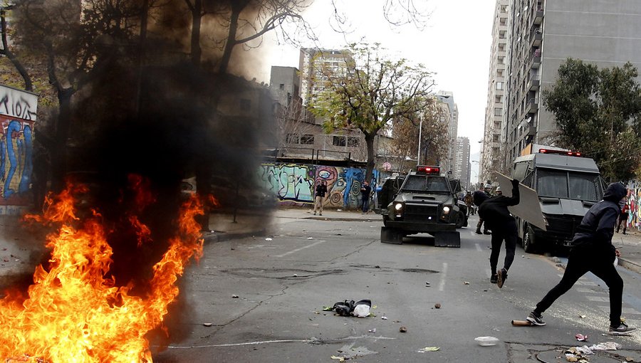 Encapuchados protagonizaron incidentes con Carabineros en el paseo Bulnes