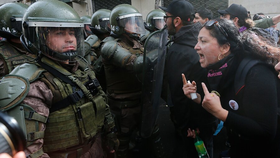 29 detenidos y ocho carabineros lesionados deja la marcha docente en Santiago