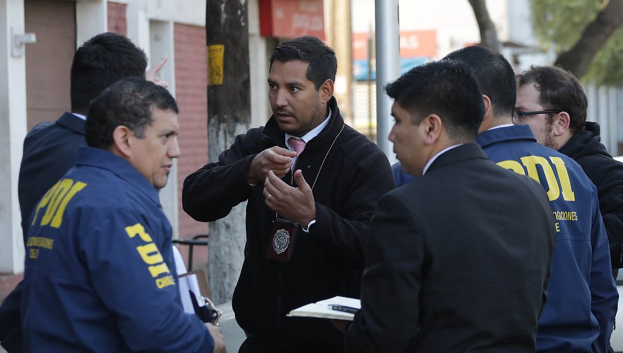 Funcionarios de la PDI frustraron portonazo en el centro de Santiago y detuvieron a un delincuente