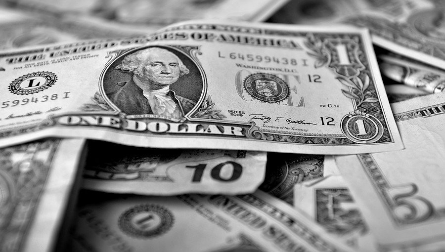 El precio del dólar se transó de forma estable pero cerró la semana cayendo $16