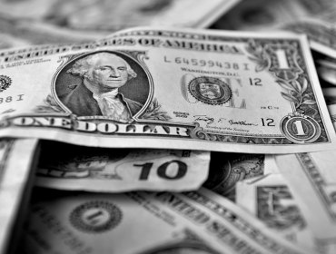 El precio del dólar se transó de forma estable pero cerró la semana cayendo $16