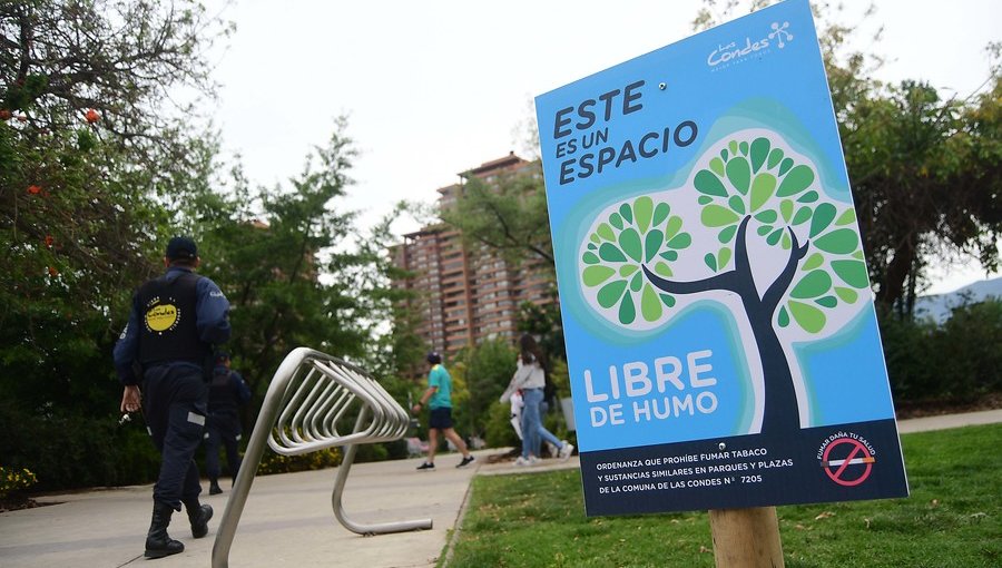 Lavín apelará el fallo que dejó sin efecto prohibición de fumar en plazas de Las Condes