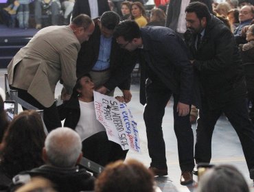 Profesores encaran a Presidente Piñera en actividad social desarrollada en Maipú