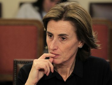 Increpan a ministra Cubillos por paro de profesores mientras visitaba cementerio