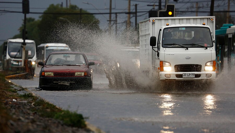 Empresas eléctricas activan planes preventivos ante pronóstico de lluvias en la capital