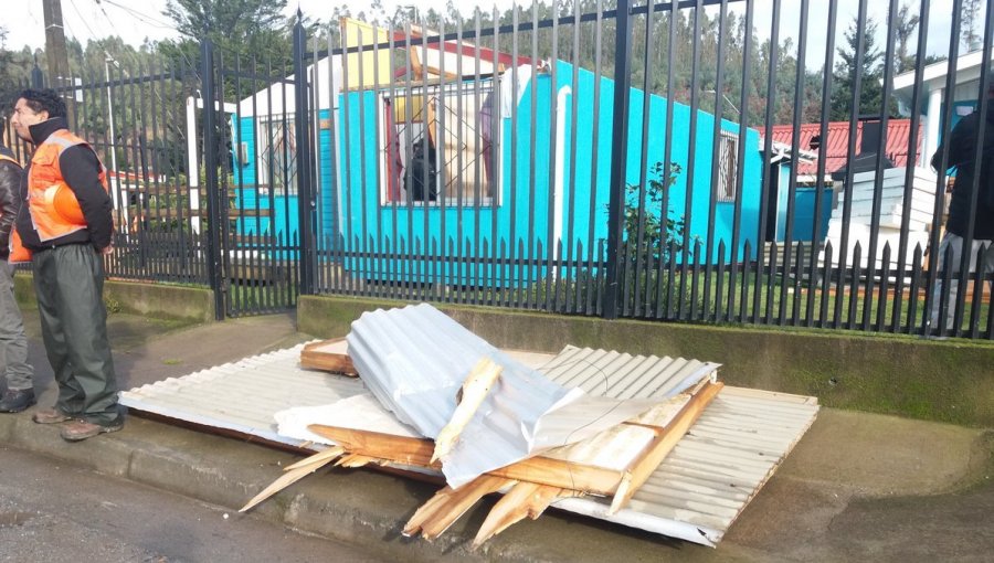 10 viviendas resultaron afectadas por fuertes ráfagas de viento en balneario de Dichato