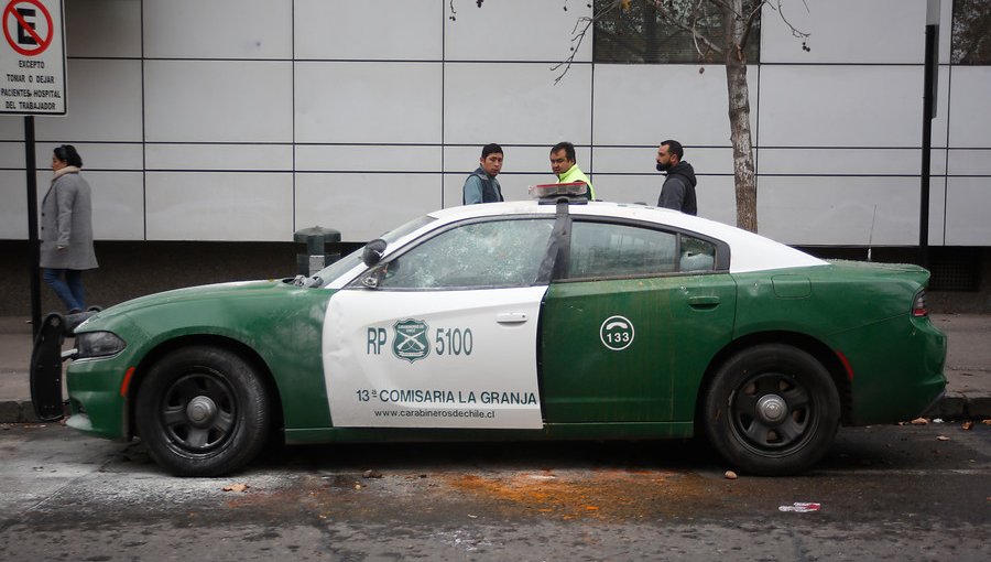 Sujetos atacaron radiopatrulla de Carabineros con una bomba molotov en Santiago
