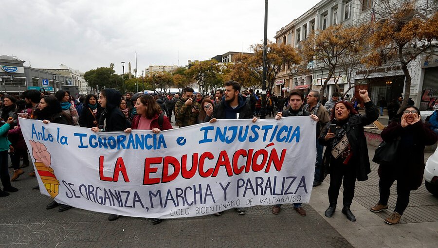 Desalojan con gases a profesores que se tomaron hall de Intendencia de Valparaíso