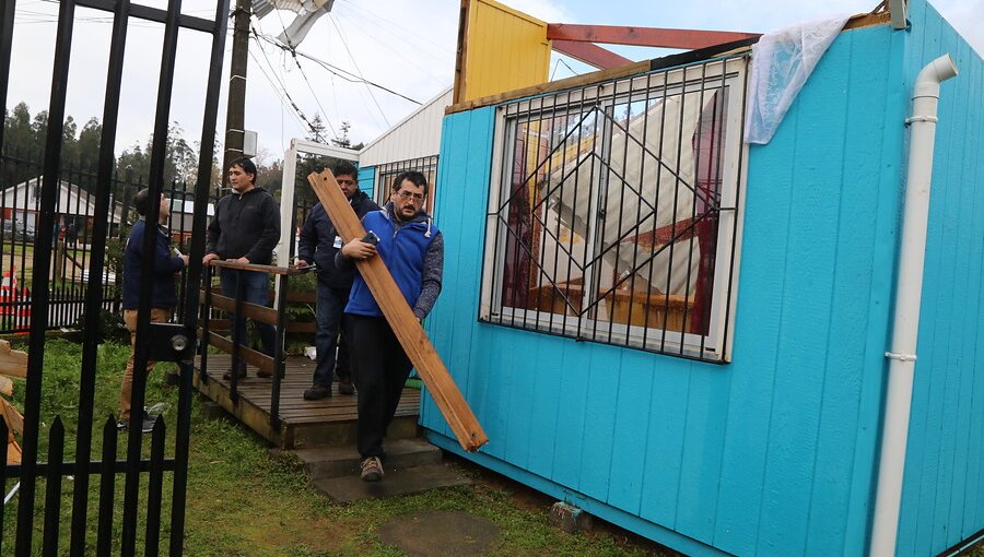 Fuertes vientos provocan voladuras de techos en viviendas del balneario de Dichato