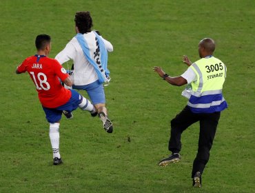 Así reaccionó la prensa internacional ante patada de Gonzalo Jara a hincha