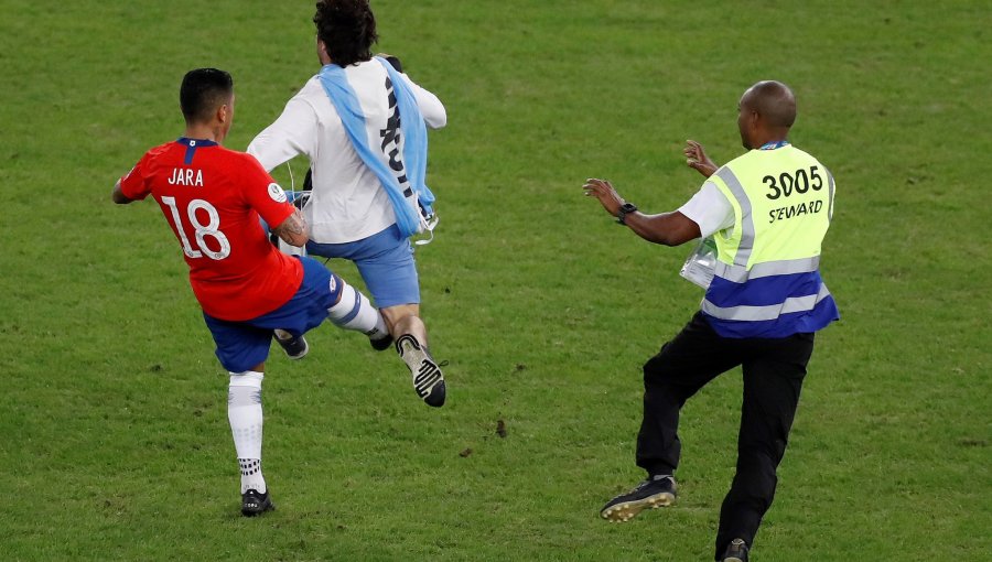 Así reaccionó la prensa internacional ante patada de Gonzalo Jara a hincha