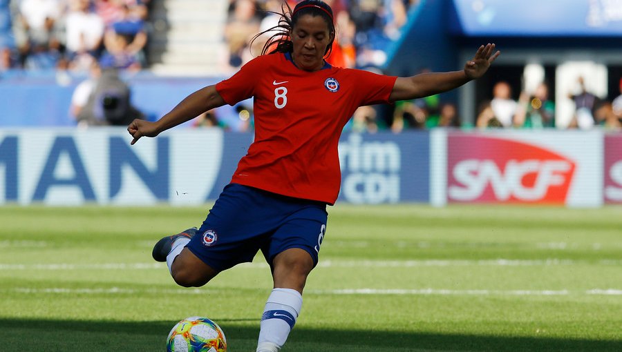 Karen Araya defendió al DT de la Roja femenina tras las críticas de Endler y Rojas