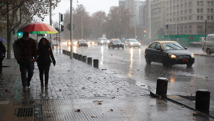 Sistema frontal llegaría este jueves a la región Metropolitana