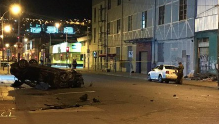 Taxi chocó contra vehículo estacionado y termina volcando en Valparaíso: tres personas fallecieron