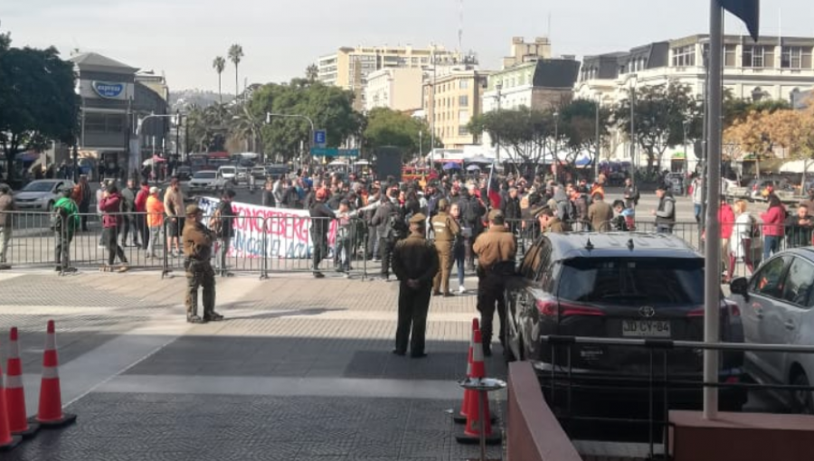 Portuarios protestaron frente a la Intendencia de Valparaíso por "incumplimiento de acuerdo"