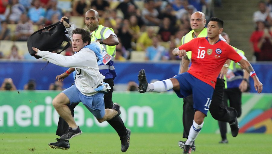 Hincha español que interrumpió partido de Chile con Uruguay actuó drogado