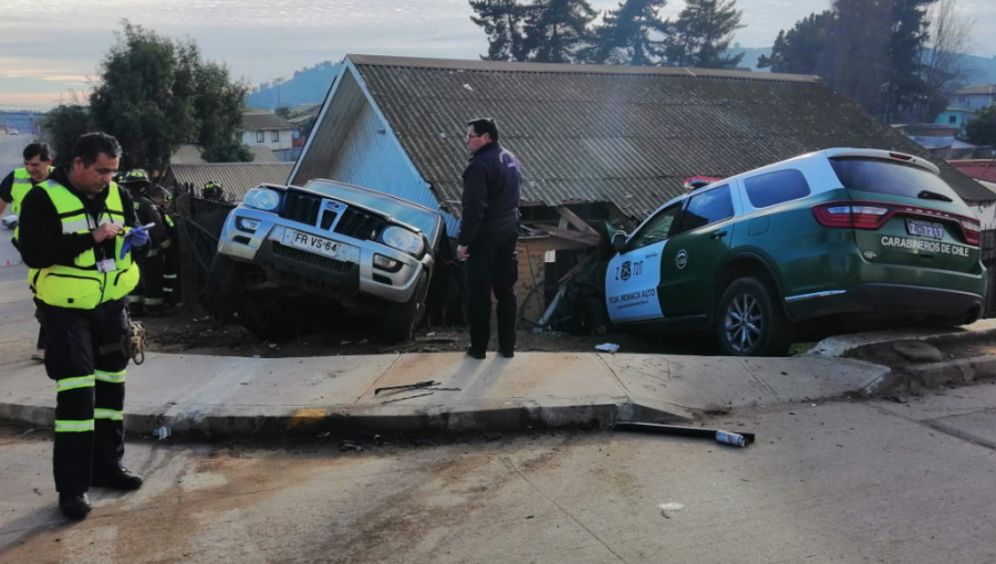 Carro de Carabineros y vehículo particular terminaron incrustados en vivienda tras accidente en Reñaca Alto