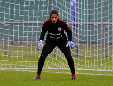 Arquera de la Roja femenina deja la UC para llegar al fútbol español