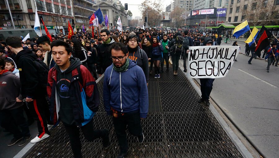 Con incidentes en las cercanías de la U. de Santiago finalizó marcha de estudiantil